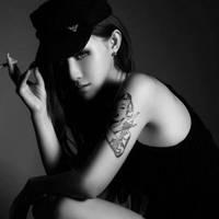 回不去的从前:qq黑色女生头像_WWW.TQQA.COM