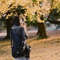 陪你把幸福装满:唯美女生背影长发头像:一个人不_WWW.TQQA.COM