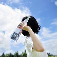 蓝色天空下的女生唯美头像:放手去爱_WWW.TQQA.COM