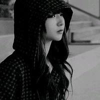 逆光黑白头像图片:伤感黑白女头:甘愿做你的影子_WWW.TQQA.COM