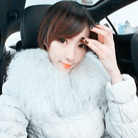 驻足撩拨发丝的瞬间:美丽俏皮的阿宝色女生头像_WWW.TQQA.COM