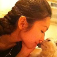 抱着猫咪的QQ女生头像:不会把爱当游戏_WWW.TQQA.COM