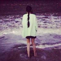 海边背影唯美女生QQ头像:海天连一线_WWW.TQQA.COM