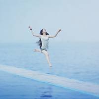 蓝色天空下的女生唯美头像:放手去爱_WWW.TQQA.COM