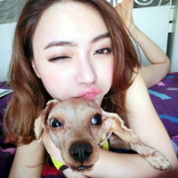 抱着小狗的可爱女生头像:卖萌是与身俱来的天赋_WWW.TQQA.COM