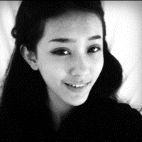 QQ可爱女生头像不带字:爱把空气结成冰_WWW.TQQA.COM