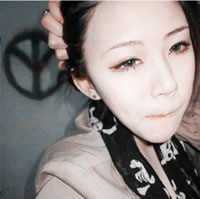 驻足撩拨发丝的瞬间:美丽俏皮的阿宝色女生头像_WWW.TQQA.COM