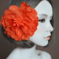 带花的女生头像:你是唯一不可替代_WWW.TQQA.COM