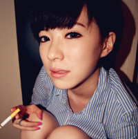 非主流酒吧女生QQ头像,放纵割舍不掉的感情_WWW.TQQA.COM