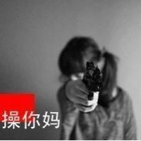 靠墙灰色伤感女生头像:爱我只是一场戏_WWW.TQQA.COM