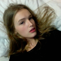 欧美意境好看女生头像:故事里的她_WWW.TQQA.COM