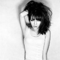 我只能在KTV说爱:伤感颓废黑白女生qq头像_WWW.TQQA.COM