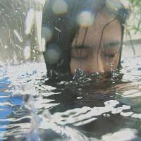 全身照QQ头像图片:远景唯美女生_WWW.TQQA.COM