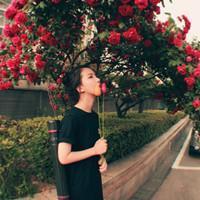 唯美拿白色花的女生头像:朦胧的意境_WWW.TQQA.COM