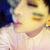 拿花的男生头像图片个性网_WWW.TQQA.COM