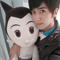 抱着狗狗的情侣头像:独一无二_WWW.TQQA.COM