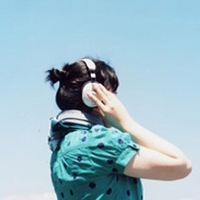 让想念的歌不在唱:带着耳机听着歌的唯美头像_WWW.TQQA.COM