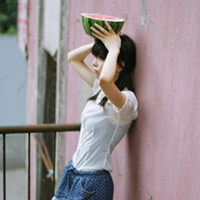 女生吃西瓜头像:吃西瓜的意境唯美女生头像:20_WWW.TQQA.COM