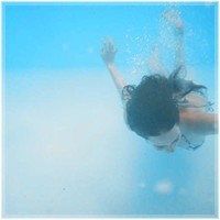 女生在水里的头像:时光带不走想念_WWW.TQQA.COM