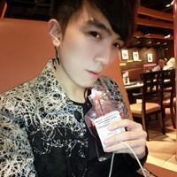 非主流情侣头像一左一右:海亲吻蓝了天_WWW.TQQA.COM
