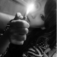 灰色头像女生伤感不带字:依然爱你_WWW.TQQA.COM