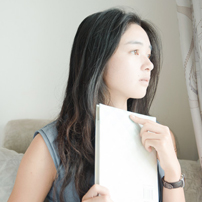 qq头像阳光意境女生:表面现象_WWW.TQQA.COM