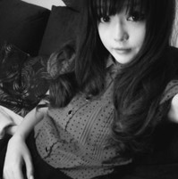 妩媚灰色美女头像:漂亮姑娘:光芒万丈_WWW.TQQA.COM