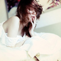 从亲密到陌生的心痛:伤感的唯美女生QQ头像_WWW.TQQA.COM