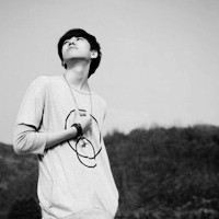 活得超累的黑白伤感男生头像图片_WWW.TQQA.COM