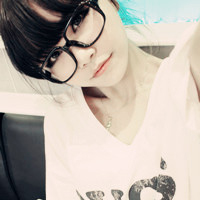 眼镜控气质可爱女生头像:属于我们的烟火_WWW.TQQA.COM