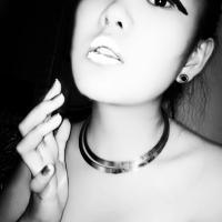 QQ灰色女生头像:带上耳机躲在寂寞黑夜里。_WWW.TQQA.COM