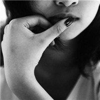 我只能在KTV说爱:伤感颓废黑白女生qq头像_WWW.TQQA.COM