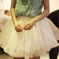 2016意境女生穿裙子QQ头像:白色加红色穿裙子头像_WWW.TQQA.COM