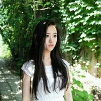 手里拿袋鱼的头像:蓝色背景唯美小清新_WWW.TQQA.COM