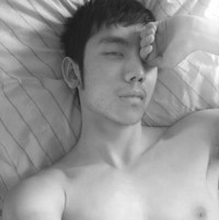 灰色帅哥头像:坚强的自己_WWW.TQQA.COM