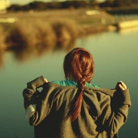 消失在人海的爱:森系背影头像女生:喜欢蓝色的百_WWW.TQQA.COM