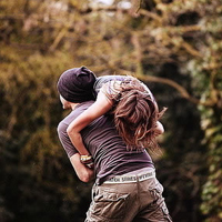 双人情侣头像两人一张:有你就不会感到不安_WWW.TQQA.COM