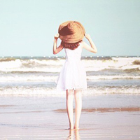 海边的凝望:很有意境的海边女生全身头像_WWW.TQQA.COM