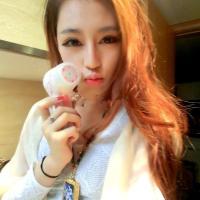 抱着习惯的可爱卖萌头像女生:冬天还没完就想到_WWW.TQQA.COM