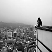 灰色头像女生伤感不带字:依然爱你_WWW.TQQA.COM