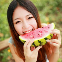 女生吃西瓜头像:吃西瓜的意境唯美女生头像:20_WWW.TQQA.COM