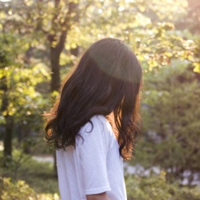 侧脸qq头像靠墙女生:意境任在_WWW.TQQA.COM