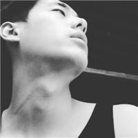 成熟男生QQ灰色头像:笑谈红尘_WWW.TQQA.COM