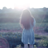 陪你把幸福装满:唯美女生背影长发头像:一个人不_WWW.TQQA.COM