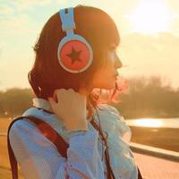 让想念的歌不在唱:带着耳机听着歌的唯美头像_WWW.TQQA.COM