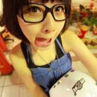 眼镜控气质可爱女生头像:属于我们的烟火_WWW.TQQA.COM