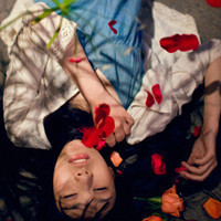 自信心爆棚:唯美红色气质女头像_WWW.TQQA.COM