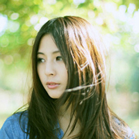 侧脸qq头像靠墙女生:意境任在_WWW.TQQA.COM