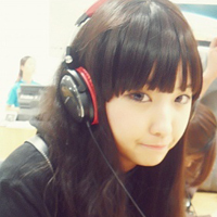 让想念的歌不在唱:带着耳机听着歌的唯美头像_WWW.TQQA.COM