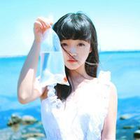 手里拿袋鱼的头像:蓝色背景唯美小清新_WWW.TQQA.COM